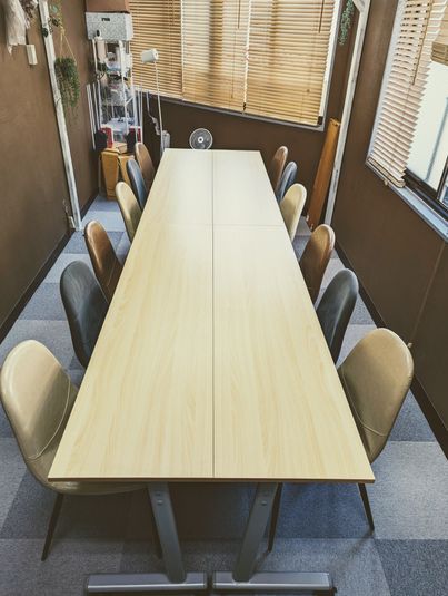 会議用テーブル4台椅子12脚 - IKビル　レンタルスペース サニースペース上本町　の室内の写真