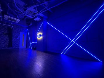 【LED導入】
ブルーの壁×ブルーライトの相乗効果で近未来的なスタジオに✨
SNS映え間違いなし！ - 浦和 レンタルスタジオ　STUDIO BUZZ  2stの室内の写真