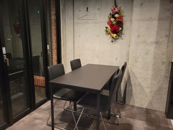 4人掛けのテーブル席。 - DARTSBAR IMA 北口店 ダーツ・カラオケ付きイベントスペースの室内の写真