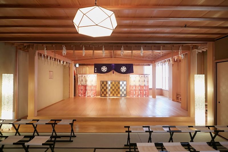 岡崎庵 総檜の本格能舞台　の室内の写真
