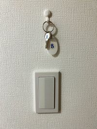 8号室の鍵です。照明スイッチのうえに設置してあります。外出時やトイレ使用時に使用してください。 - リモートワークスペース カテナ大井町店 リモートワークスペース大井町店 8号室の設備の写真