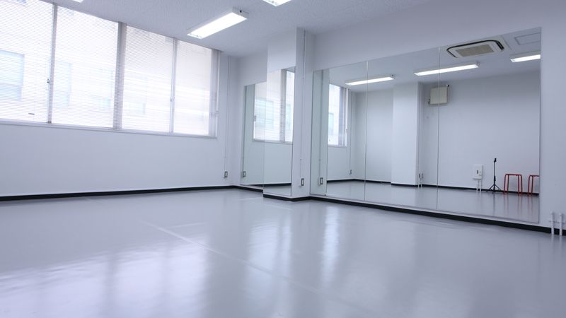 横幅5m×高さ2ｍの大型鏡を設置 - レンタルスタジオ ＤＡＹＳ スタジオDAYS　Cスタジオ（３階）の室内の写真