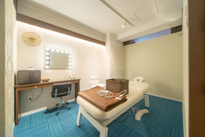 薄いミントグリーン×ゴールドの壁紙が涼やかでエレガントなお部屋 - Room Therapis　ルームセラピス レンタルサロン（ルーム B）の室内の写真