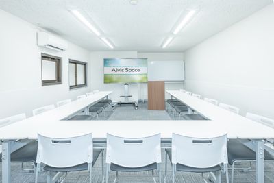 会議型（コの字型）ですと18名着席可能です - セミナールームAivic西新宿の室内の写真