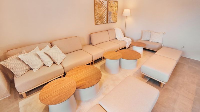 大型ソファでゆっくりお過ごしいただけます - SunnyBox名古屋ダイアパレス店 1〜20名様専用__名古屋伏見パーティースペースの室内の写真