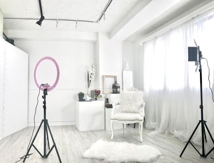 自然光差し込む白ベースのスタジオ - STUDIOヒカリエノウラの室内の写真