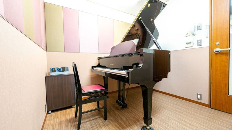 部屋内　グランドピアノ - ミュージックアベニュー栄 グランドピアノ防音部屋 308番教室の室内の写真