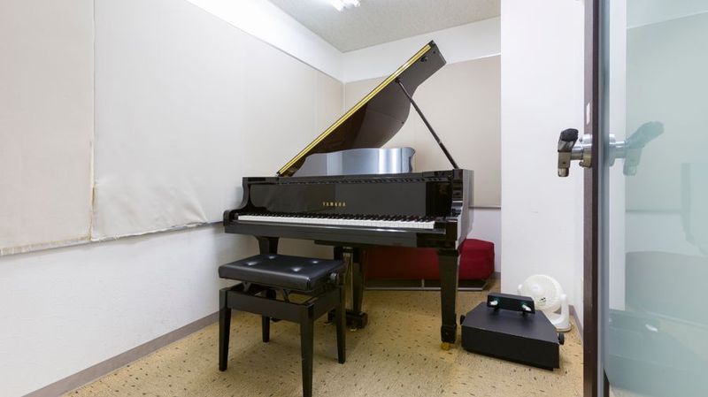 グランドピアノ - 横浜センター グランドピアノ防音部屋 S3教室の室内の写真