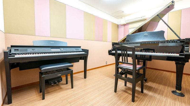 部屋内　グランドピアノ - ミュージックアベニュー栄 グランドピアノ防音部屋 307番教室の室内の写真