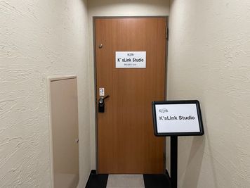 「K'sLinkStudio」と書かれた木製の扉が入口です。 - KEN BUILDING（旧フロンティアサカイビル） K'sLink Studioの入口の写真