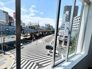【窓を開けて換気が可能です。※駅が目の前のため騒音にご注意ください。】 - TIME SHARING 横浜関内  セルテアネックス 3Bの設備の写真
