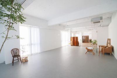 モルタル側からの眺め - studio Me-now（スタジオメノウ） studio Me-now　天井高3.5m/床面積88㎡の室内の写真