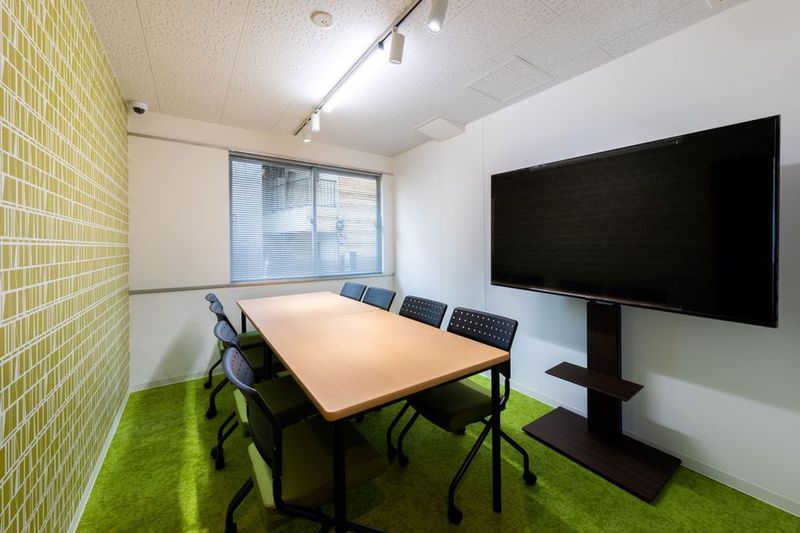 会議テーブル（1.2m×0.9m 2台）、椅子8脚（座面クッション・キャスター付き）、大画面モニター（65インチHDMIケーブル付） - THE BLOOM UENO（ザ・ブルーム上野） THE BLOOM UENO MEETING ROOM Aの室内の写真