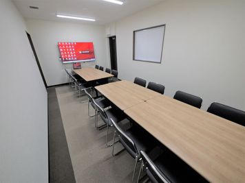 8名×2ブース型形式 - NJオフィス静岡 16名会議室の室内の写真