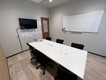 いいオフィス赤羽 【赤羽駅徒歩1分】6名会議室（RoomB）の室内の写真