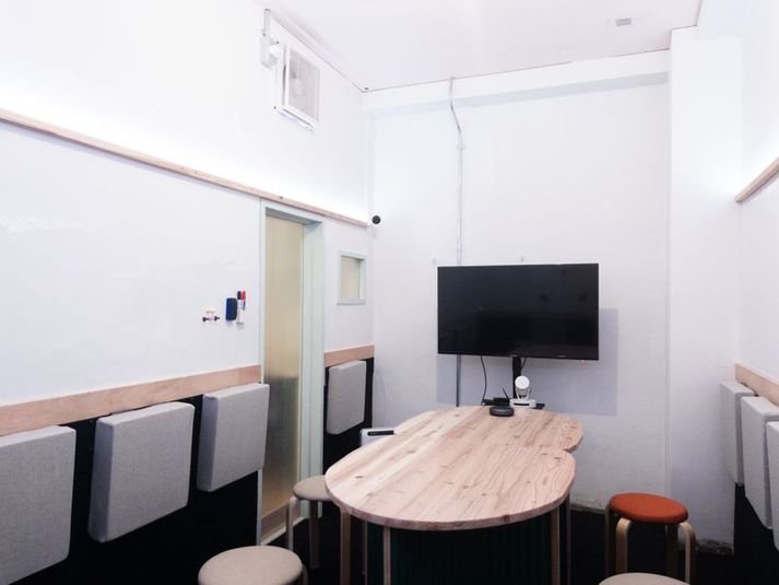コンパクトな会議室/個室です。1~8人でご利用いただけます。 - トリオ左近山 トリオ左近山 会議室の室内の写真