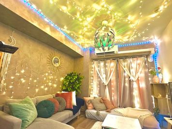 KOHA新宿 天井LEDライト搭載の幻想的なシアタールームの室内の写真
