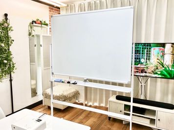 ホワイトボード
無料オプション
120×90
 - レンタルスペース【RoomAoyama】 店舗1F貸しスペースの室内の写真