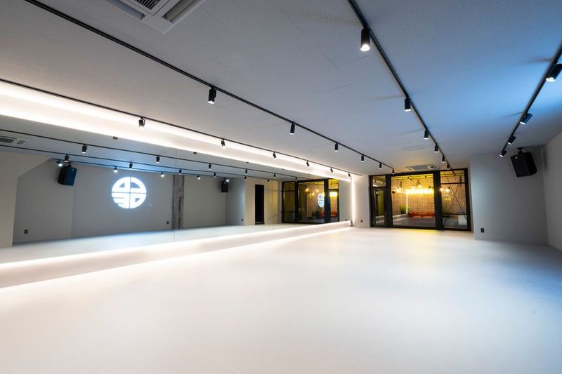 横長のスペースに大型鏡完備 - レンタルスタジオCODEの室内の写真