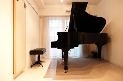 複数人での使用も可。BostonグランドピアノGP-193 Ⅱがあるピアノ練習室 - KOYUKI PIANO