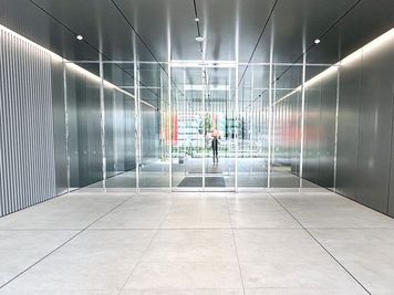 【ビル入り口自動ドア】 - エキスパートオフィス大宮 718の外観の写真