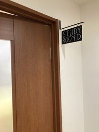 入り口 - ウィズダムアカデミー目白校 【スタディルームD】レンタルスペース(～10名)の室内の写真