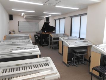 ヤマハミュージック直営教室！グランドピアノとエレクトーン10台のお部屋です。 - 茨木センター
