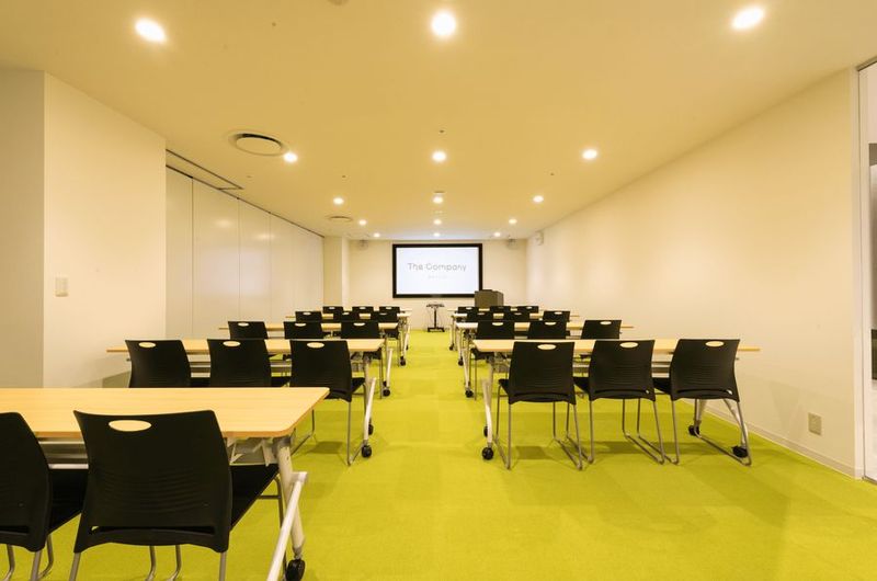 会議、セミナーや研修会にも使いやすい空間です。（※演台やプロジェクター、スクリーンなどは有料オプションとなります） - The CompanyHALL（ザ・カンパニーホール） The CompanyHALL（貸し会議室・HALL2）の室内の写真