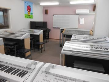 ヤマハミュージック直営教室！アップライトピアノとエレクトーン８台のお部屋です。 - 茨木センター