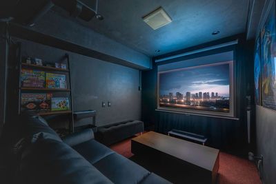 照明を落とせば、よりシックな雰囲気に早替わり。
※写真よりもっと暗くできます - 455_SpemoCINEMA渋谷神南 レンタルスペースの室内の写真