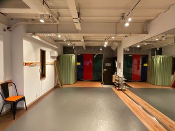 奥から入口（右）を見る。
トイレ（左）の前に更衣スペース。 - アトリエ 豊玉南 レンタルスタジオ／シェアスペース／プレイベートレッスン／ダンスの室内の写真
