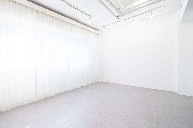 白壁とライトグレーの床面に、大きな窓から光が差し込むシンプルでスタイリッシュなスペース - BR STUDIO SENZOKUの室内の写真