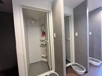 シャワー室：4室
シャンプー・トリートメント・ボディーソープ：各4つ - jabv fitness boxing gym  鏡つきレンタルスペース（41㎡）の設備の写真