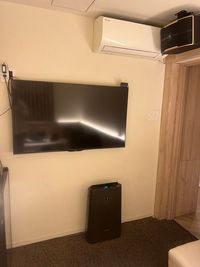 テレビと空気清浄機完備 - VapeMania恵比寿店 テレビ付きソファ個室の室内の写真