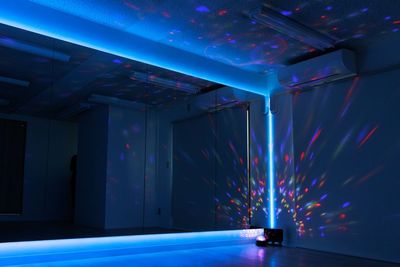 ボールライト
10色（赤、橙、黄、緑、青、紫、白、オフホワイト、ピンク）の光を組み合わせて天井、壁、床に照射し、多彩に演出ができます。 - Studio Sun-Sea（スタジオ サンシー）の設備の写真