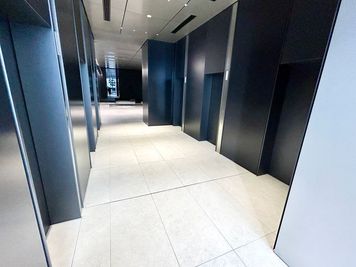 【1階エレベーターホール。エレベーターで4階までお上がりください】 - エキスパートオフィス大宮 115の設備の写真