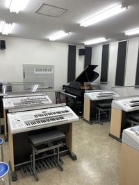 ヤマハミュージック直営教室！グランドピアノ・エレクトーンの練習室です。 - ミュージックアベニューつくば