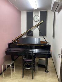 ピアノ・楽器の練習室です。
YAMAHAグランドピアノ(C1・C3・G2など)をご用意しております。 - ミュージックアベニューつくば ヤマハミュージック直営教室(S部屋)の室内の写真