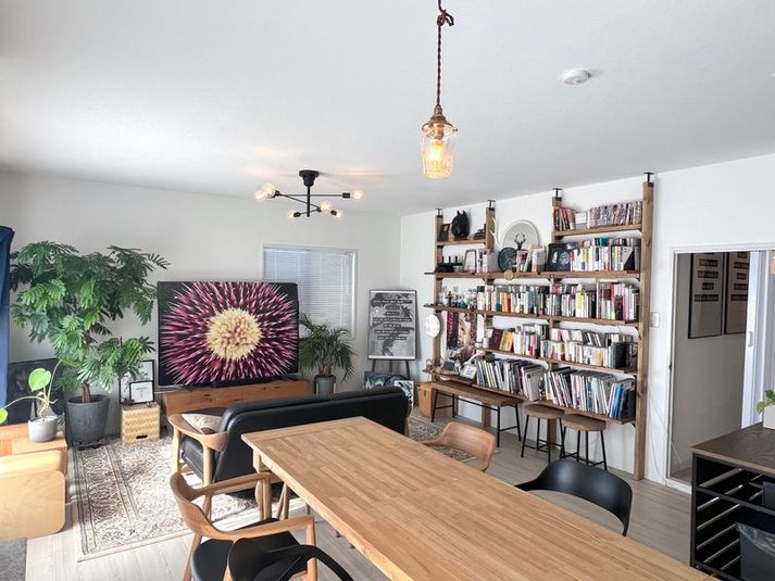 ソファーやこだわりの椅子などがあり、壁には本棚やアートなど、クリエイティブでアートな空間で気持ちよく過ごしてみてください。 - LivingRoom+BAr リビングルームレンタルスペースの室内の写真