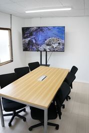 コワーキングスペースBE-EN 【大型モニター有】貸し会議室(~６名様)の室内の写真