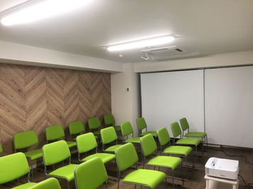 シアター形式20名 - 『アイデアナビゲーションルーム』名古屋丸の内店 貸し会議室188の室内の写真