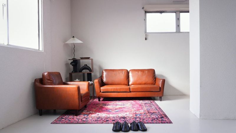 リビングをイメージしたソファを用いた生活シーンの撮影が可能です。
配置は自由に変更いただけます。 - W tsurumi studioの室内の写真
