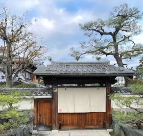 滋賀県高島市・琵琶湖畔・日本庭園・木造建築 高野俱楽部 KOYA CLUBの入口の写真