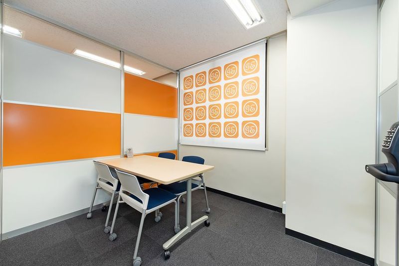 4名でご利用いただける会議室です。 - 横浜アントレサロン 4名会議室の室内の写真