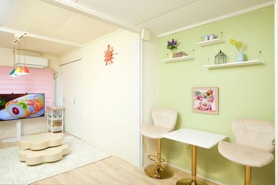 黄の空間と緑の空間、そして白壁✨ - KOISURU POP カラフルPOPな貸し切り空間 〜天六駅3分・天満駅5分の室内の写真