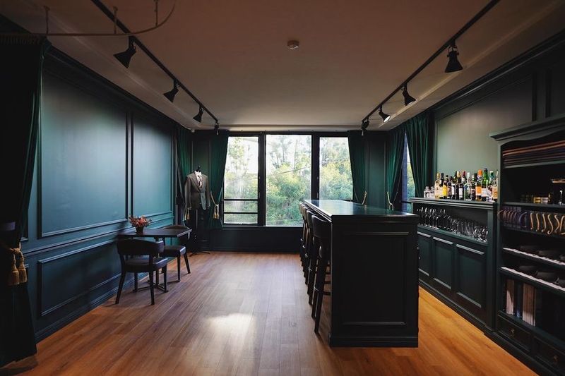 ダークグリーン × モールディング装飾 - PLAN NEW DAY テーラー&バー レンタルスペースの室内の写真