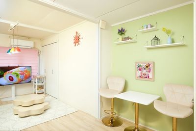 黄の空間と緑の空間、そして白壁✨ - KOISURU POP カラフルPOPな貸しスタジオ〜天六駅3分・天満駅5分の室内の写真