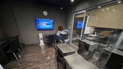 ラウンジにはテレビモニターも設置されています - 勉強できるカフェ　ガクト 自習室兼コワーキングスペース　勉強できるカフェ　ガクトの室内の写真