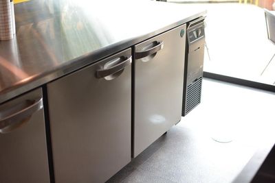 作業台の下はコールドテーブルになっており、作業しやすい冷蔵庫となっております。 - ミモザハウス シェアキッチン　商用利用の室内の写真
