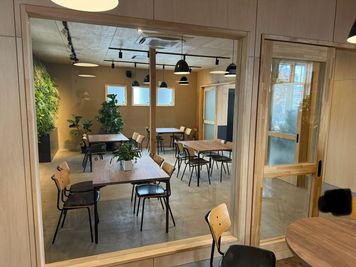 コワーキングスペース、商談スペースも完備 - レンタルスペース(佐藤園芸内2F) 水と緑のレンタルスペースの室内の写真